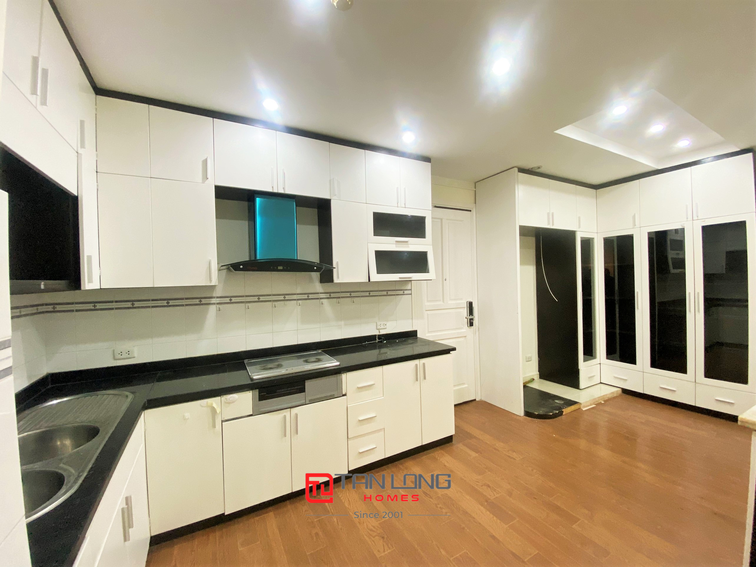 Bán căn số 08 tòa P1 Ciputra: DT 145m2 căn 3 ngủ đồ cơ bản, giá tốt 5