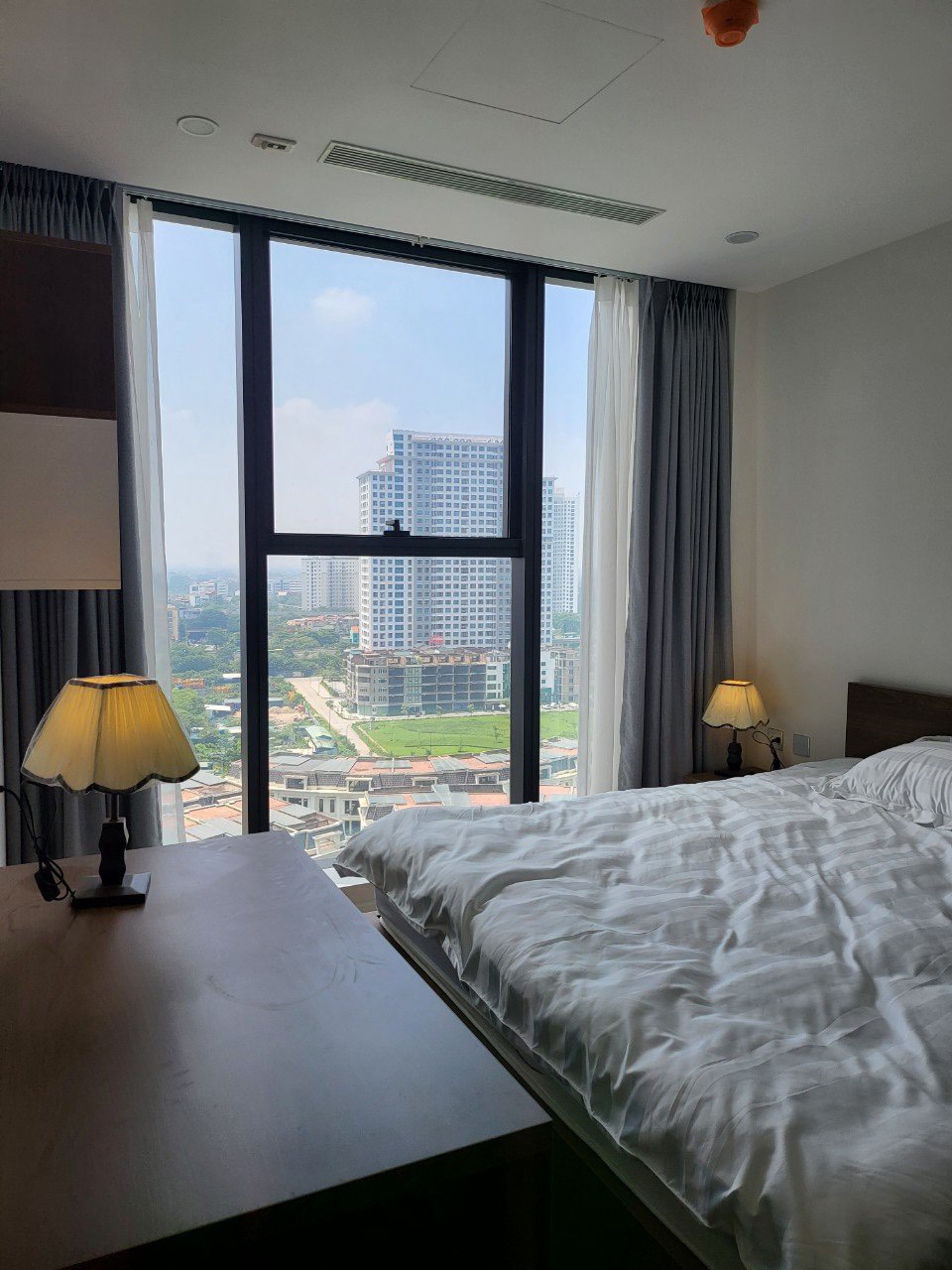 Bán gấp căn hộ 2 ngủ sáng 73m2 Sunshine City, view thành phố, giá thiện chí 3
