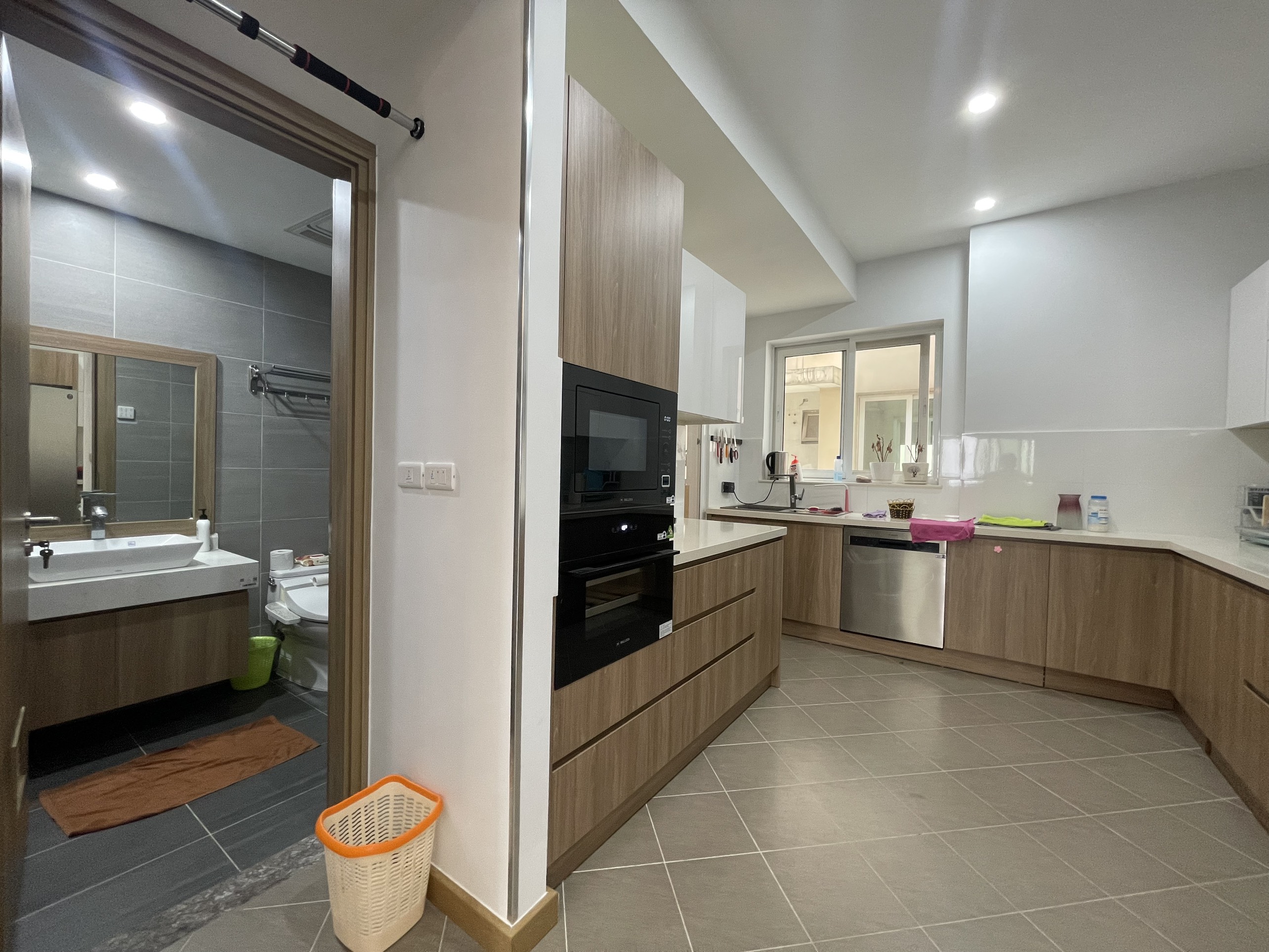Cho thuê căn 3 ngủ 150m2 full đồ view thoáng đẹp tại E1 Ciputra 10