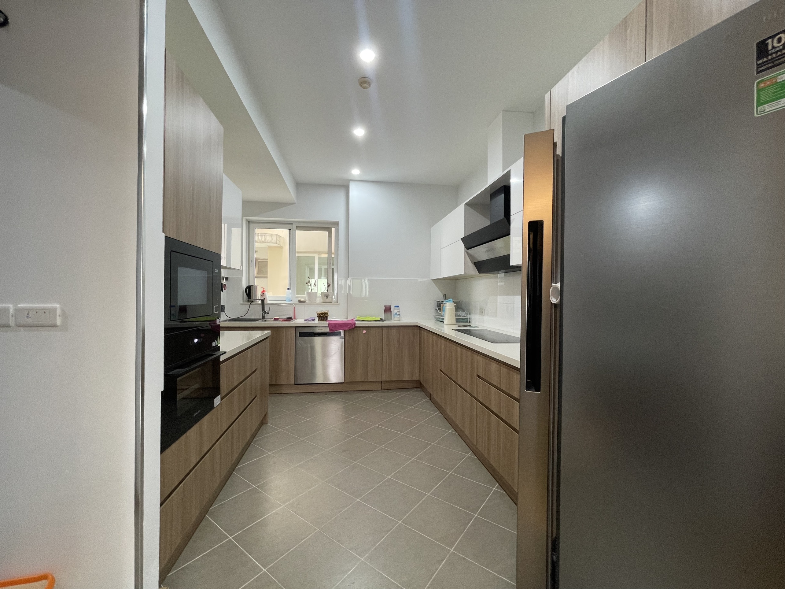Cho thuê căn 3 ngủ 150m2 full đồ view thoáng đẹp tại E1 Ciputra 9