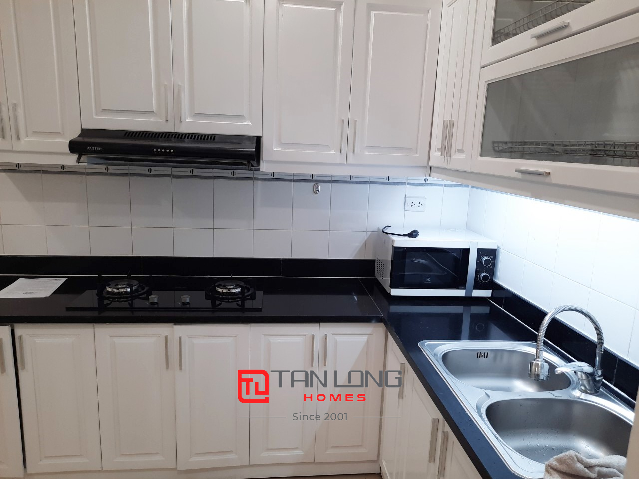 Cho thuê căn hộ 3PN/145m2 full đồ tầng trung view thoáng tòa P2 Ciputra 4