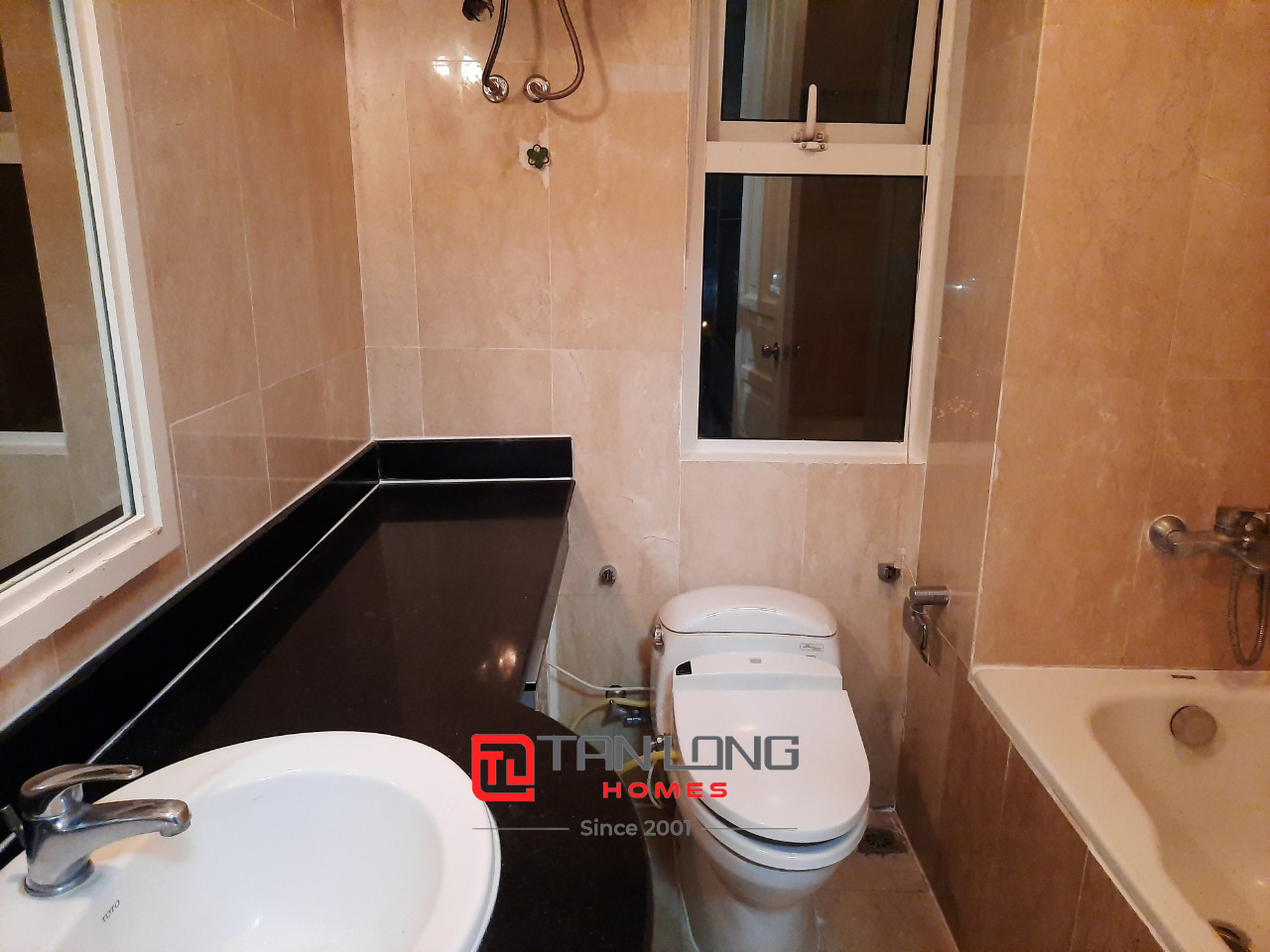 Cho thuê căn hộ 3PN/145m2 full đồ tầng trung view thoáng tòa P2 Ciputra 8
