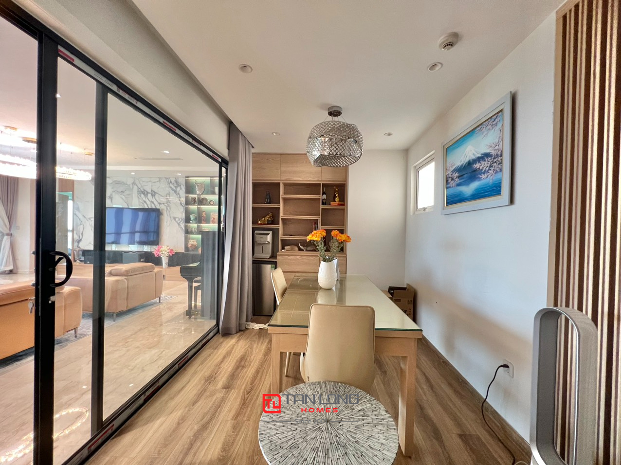 Cho thuê căn hộ 3 ngủ 267m2 full đồ mới đẹp tại L2 Ciputra 8