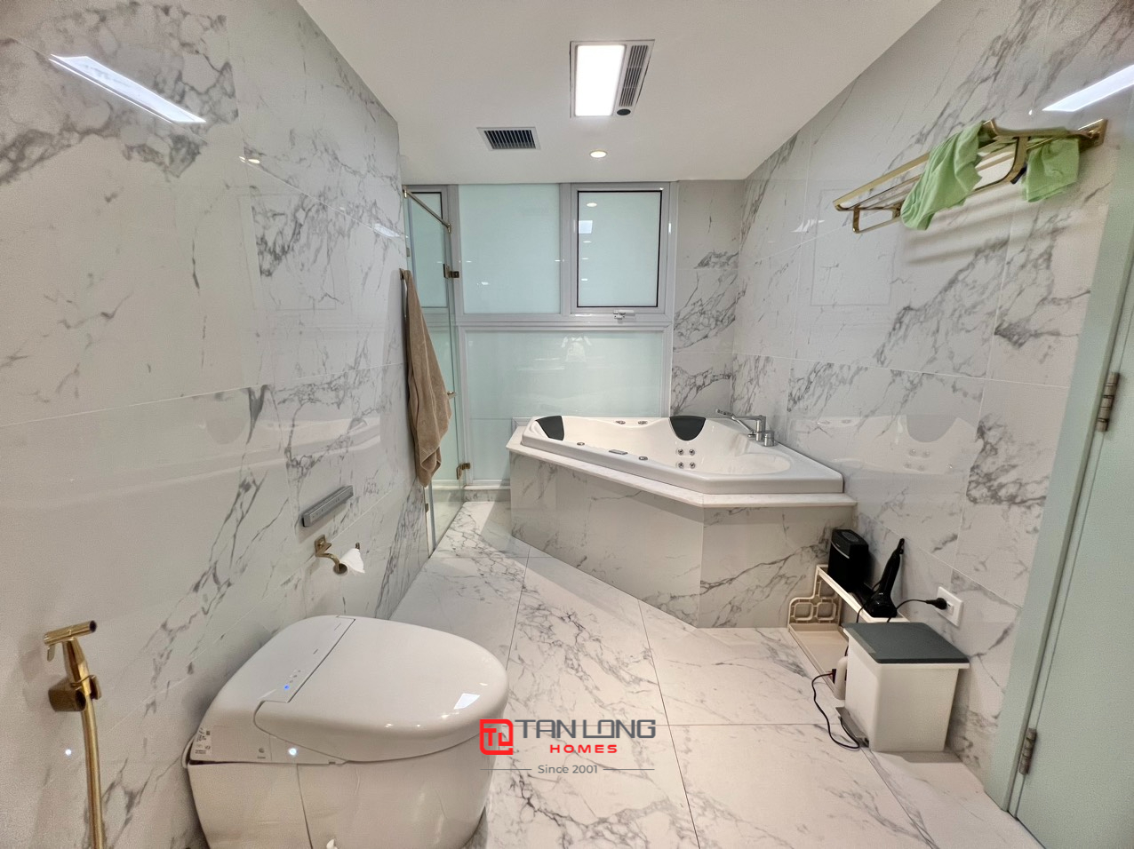 Cho thuê căn hộ 3 ngủ 267m2 full đồ mới đẹp tại L2 Ciputra 9