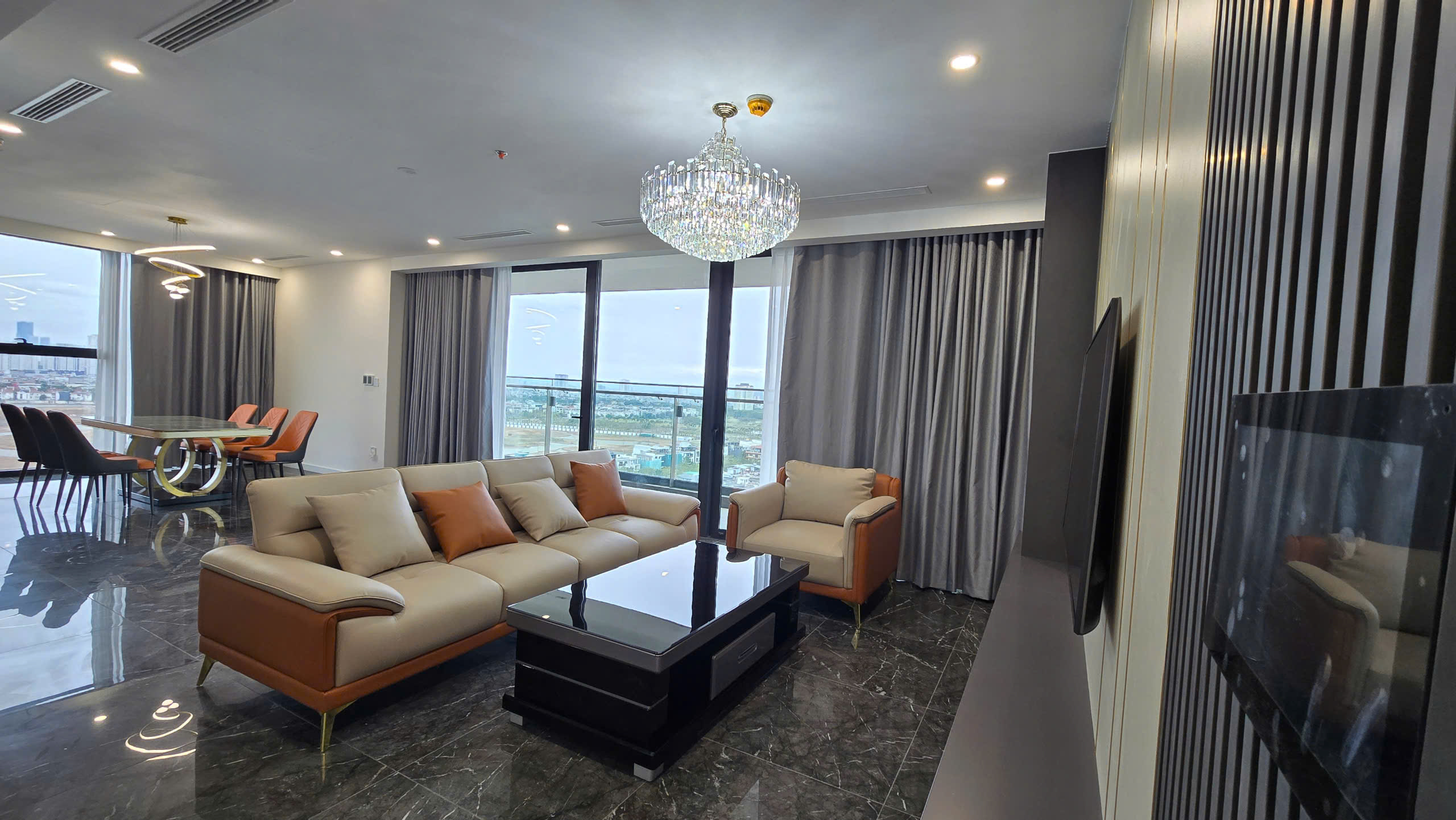 Bán căn góc 3 ngủ 2WC Sunshine Golden River - DT: 160m2 trục 06 tầng trung view sông Hồng, công viên Ciputra