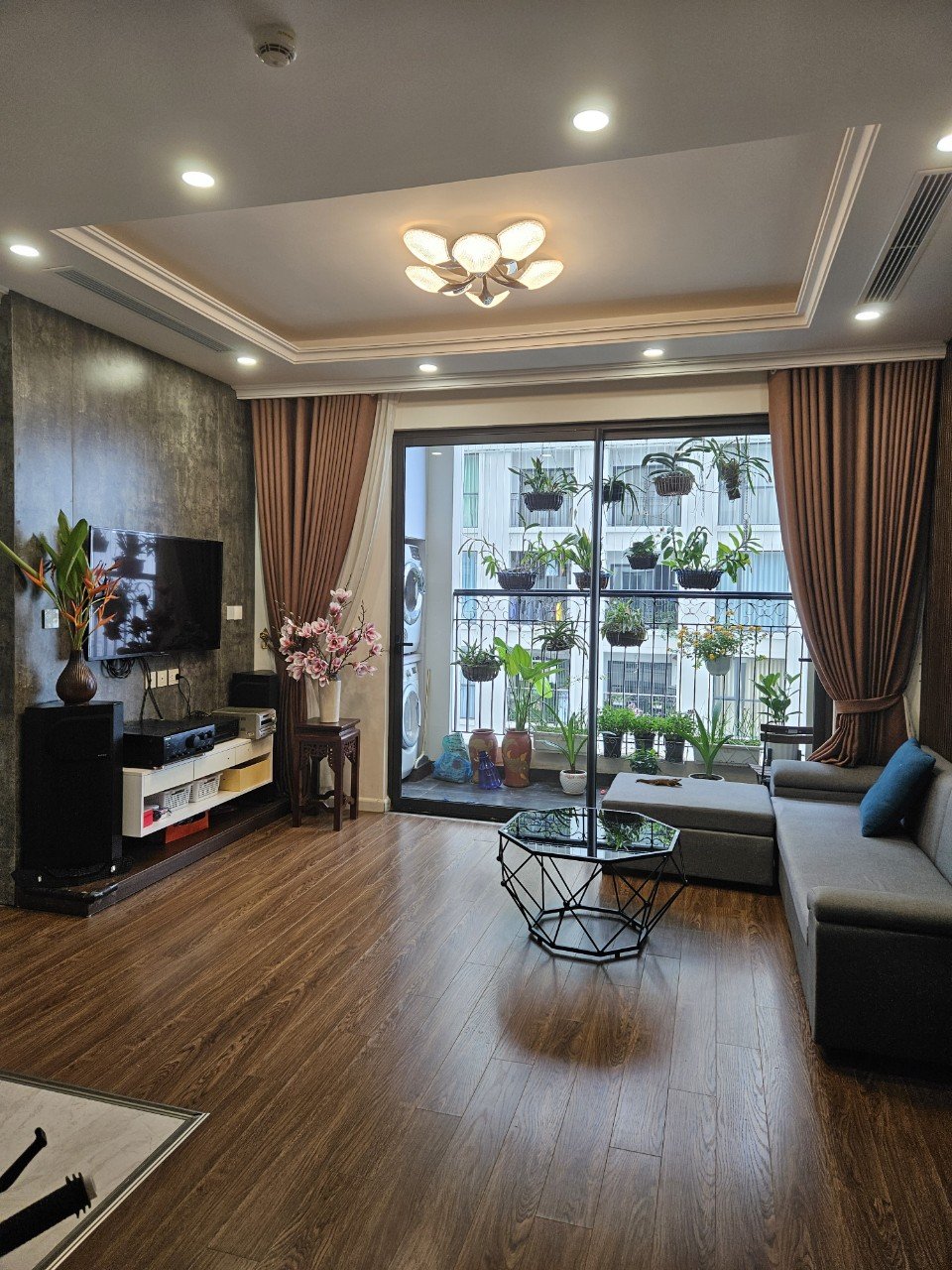 Cần thuê căn hộ tầng cao 3 phòng ngủ tại Sunshine Riverside