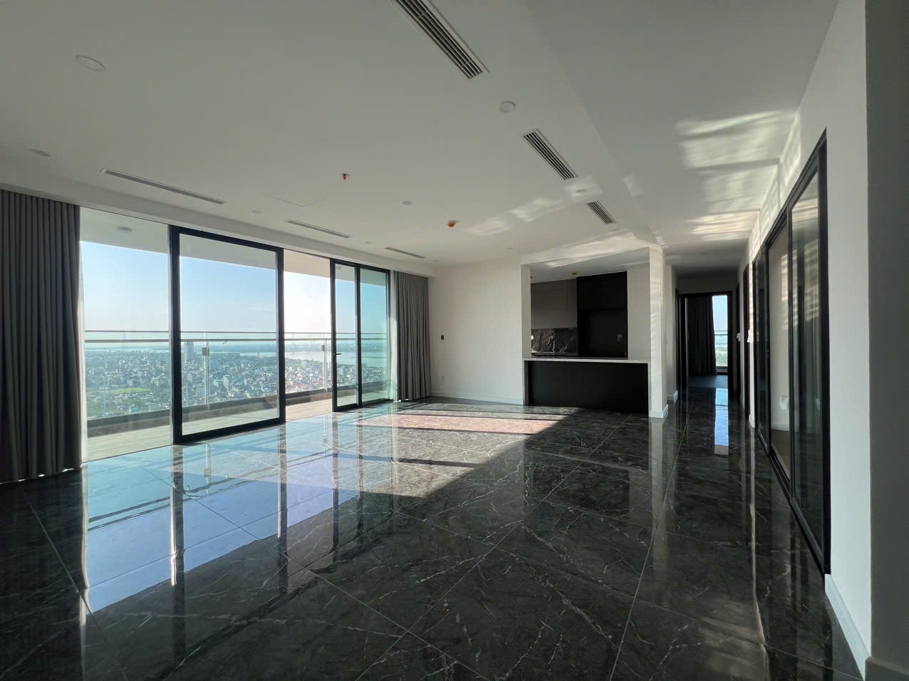 Cho thuê căn góc 4 ngủ Sunshine Golden River nội thất cơ bản view sông Hồng giá tốt