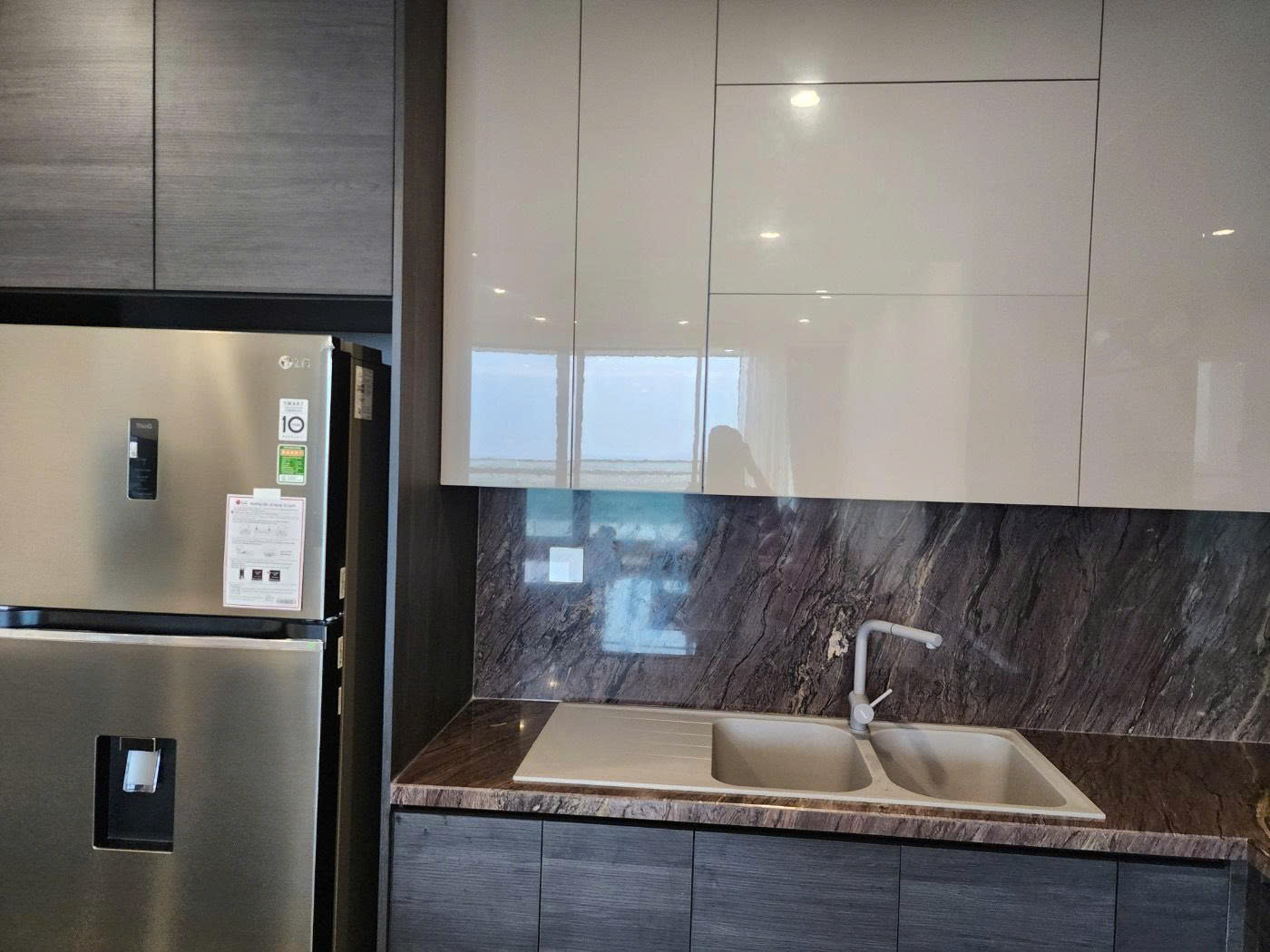 Cho thuê căn hộ 2PN/2WC Sunshine Golden River 03 tầng cao, 123m², view sông Hồng
