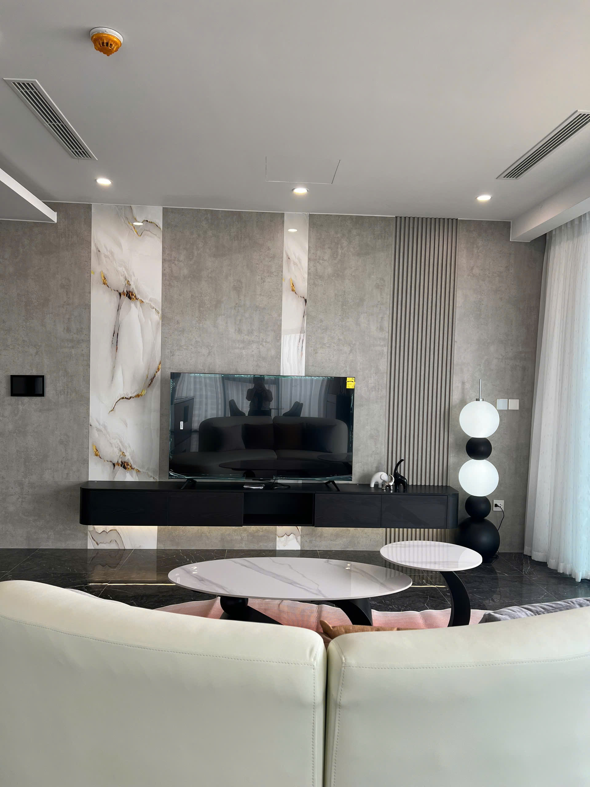 Cho thuê căn hộ 3 ngủ trục số 01 tầng cao đẹp full nội thất cao cấp Sunshine Golden River