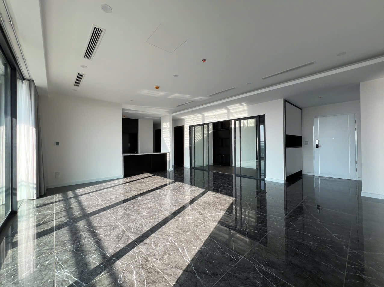 Cho thuê căn hộ 4 ngủ view sông Hồng Sunshine Golden River nội thất cơ bản nhà mới tinh