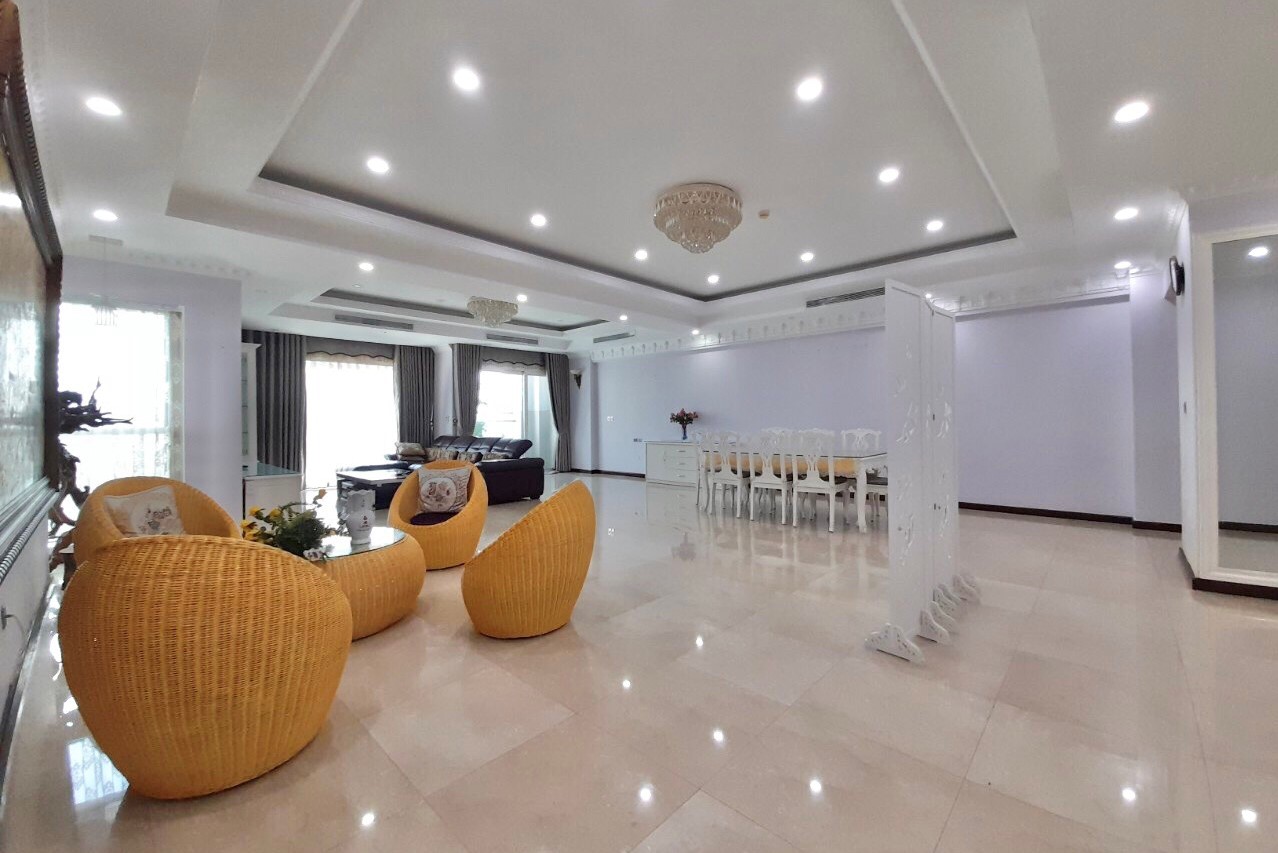 Cho thuê căn hộ 4PN/267m2 tầng thấp full đồ tòa L2 Ciputra