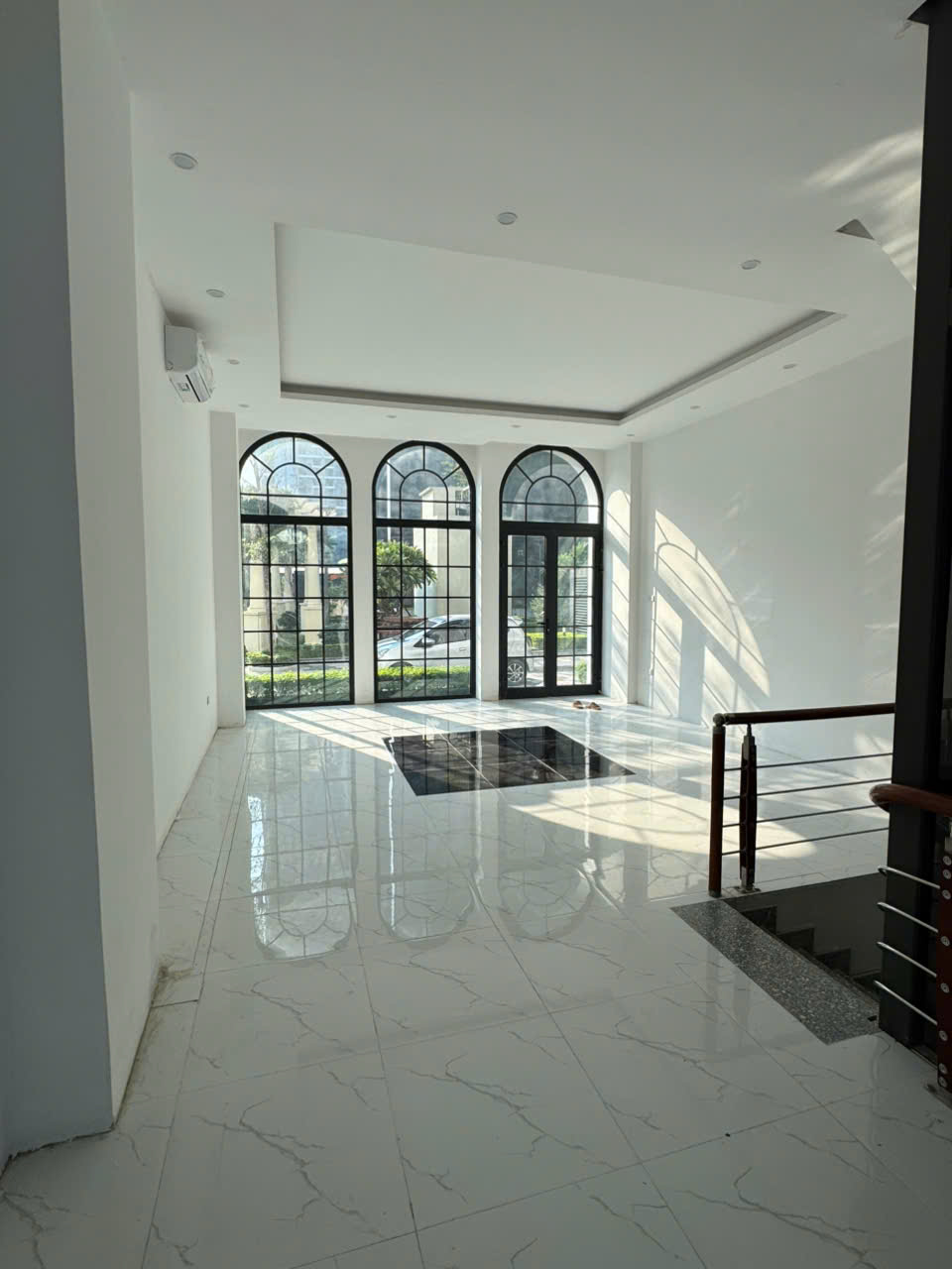 Cho thuê nhà phố shophouse Sunshine Golden River diện tích 97m2 mặt tiền 5.5m vừa ở, vừa kinh doanh